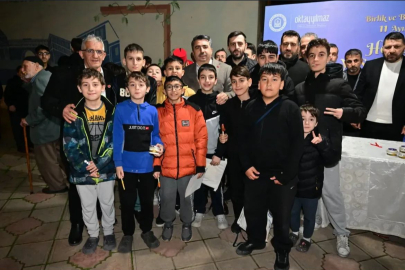 Oktay Yılmaz Güllük Camii’nde Hemşehrileriyle Teravih Sonrası Buluştu