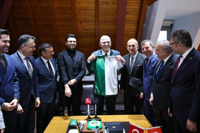 İYİ Parti Genel Başkanı Müsavat Dervişoğlu’ndan Bursaspor Kulübü’ne Ziyaret