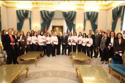 Bursa’da Başkan Mustafa Bozbey Kadın Tren Sürücülerine Sertifikalarını Verdi